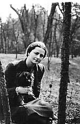 Lisa Hein mit Cairnterrier auf dem Arm